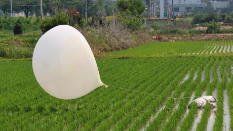 Războiul baloanelor escaladează în peninsula coreeană - Un balon lansat de Phenian a căzut în complexul prezidențial din Seul