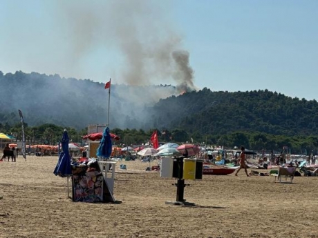 Arde o stațiunea turistică din Italia. Peste 1.200 de turiști evacuați, alte mii de persoane în pericol: 'Incendiul este provocat'
