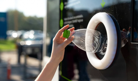 A reciclat sticle până a strâns banii de o casă. Povestea bărbatului care și-a atins visul prin colectarea peturilor