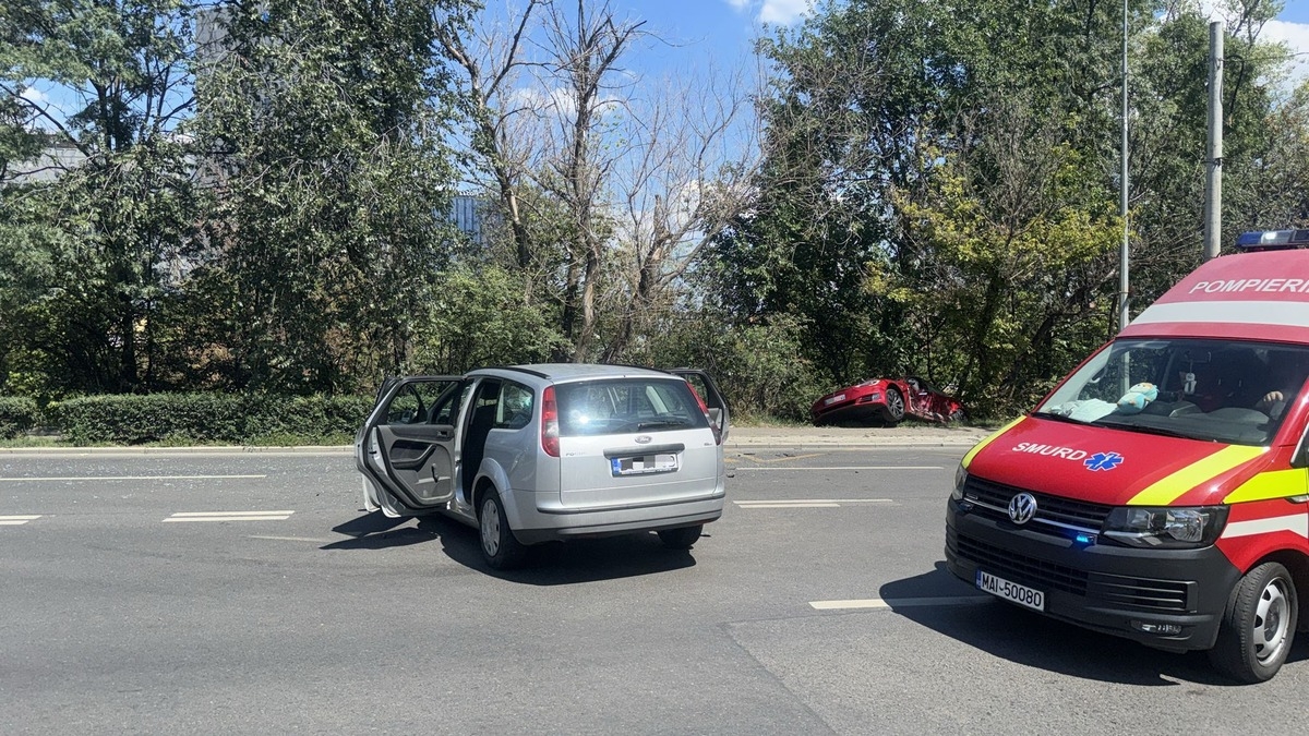 FOTO Accident rutier în București, după ce două autoturisme s-au ciocnit: Traficul este blocat