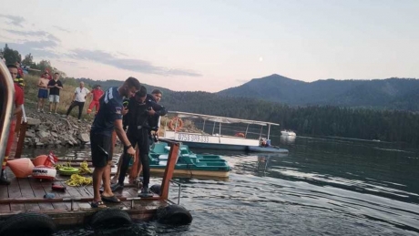 Bărbat înecat în lacul Colibiţa, după ce a căzut de pe o hidrobicicletă - A intervenit un echipaj SMURD