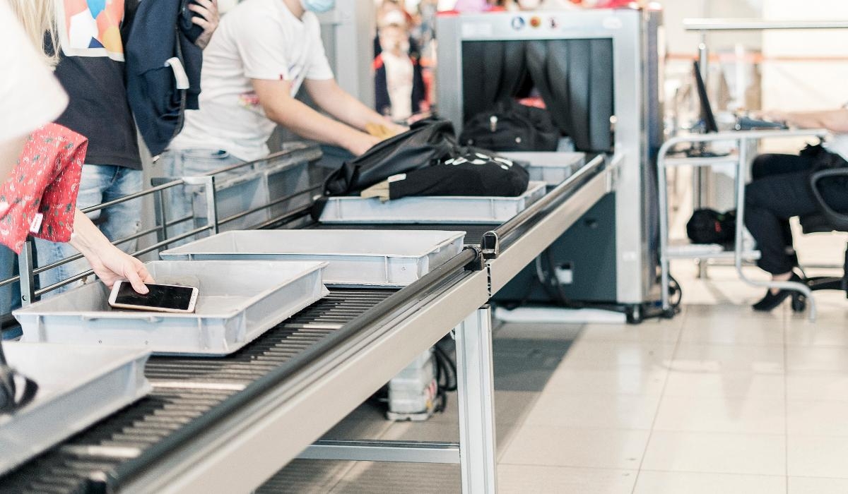 De ce îşi fotografiază tinerii tăviţele cu obiecte, la aeroport. Trendul care îi scoate din sărite pe ceilalţi pasageri