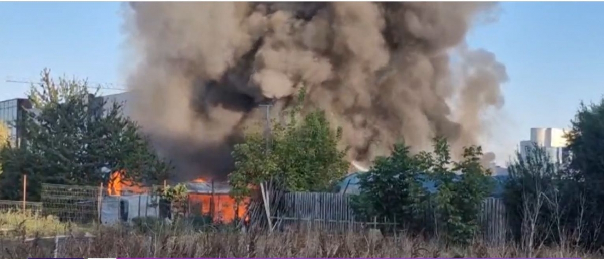 VIDEO Incendiu de amploare în zona Lacul Morii din Capitală