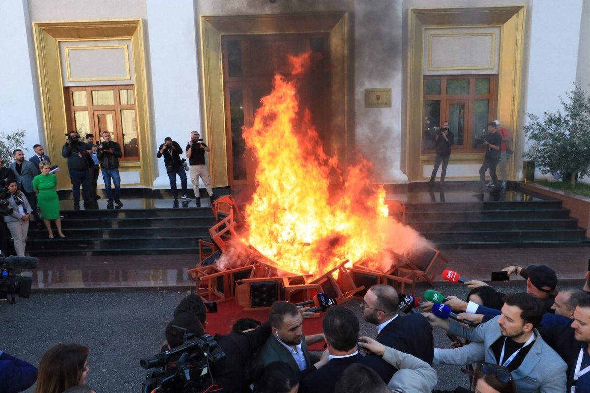 VIDEO Dezbateri incendiare la propriu în Parlamentul Albaniei. Parlamentarii opoziției au dat foc scaunelor de lemn