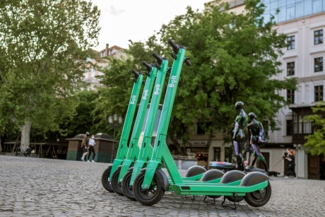 Accident în Năsăud: Copil lovit de o mașină în timp ce circula pe o trotinetă electrică