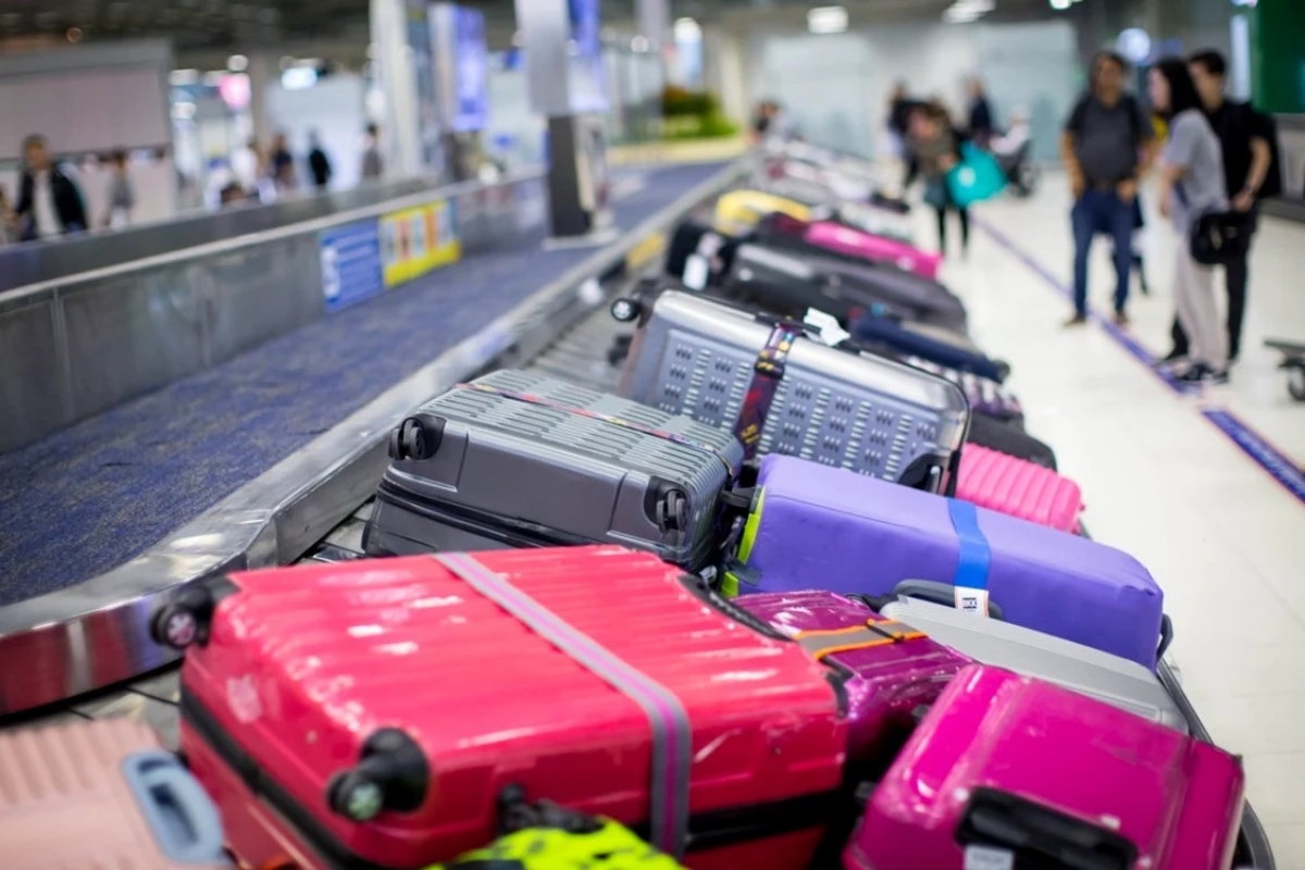 Război pe bagajul de mână: Companiile low-cost vor să păstreze taxele, consumatorii cer interzicerea lor în toată Europa