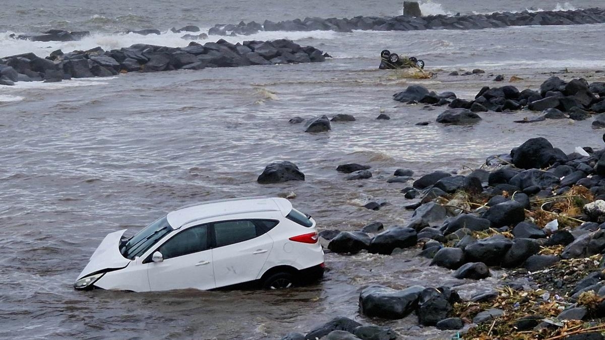 masina aruncta in mare de inundatii sicilia