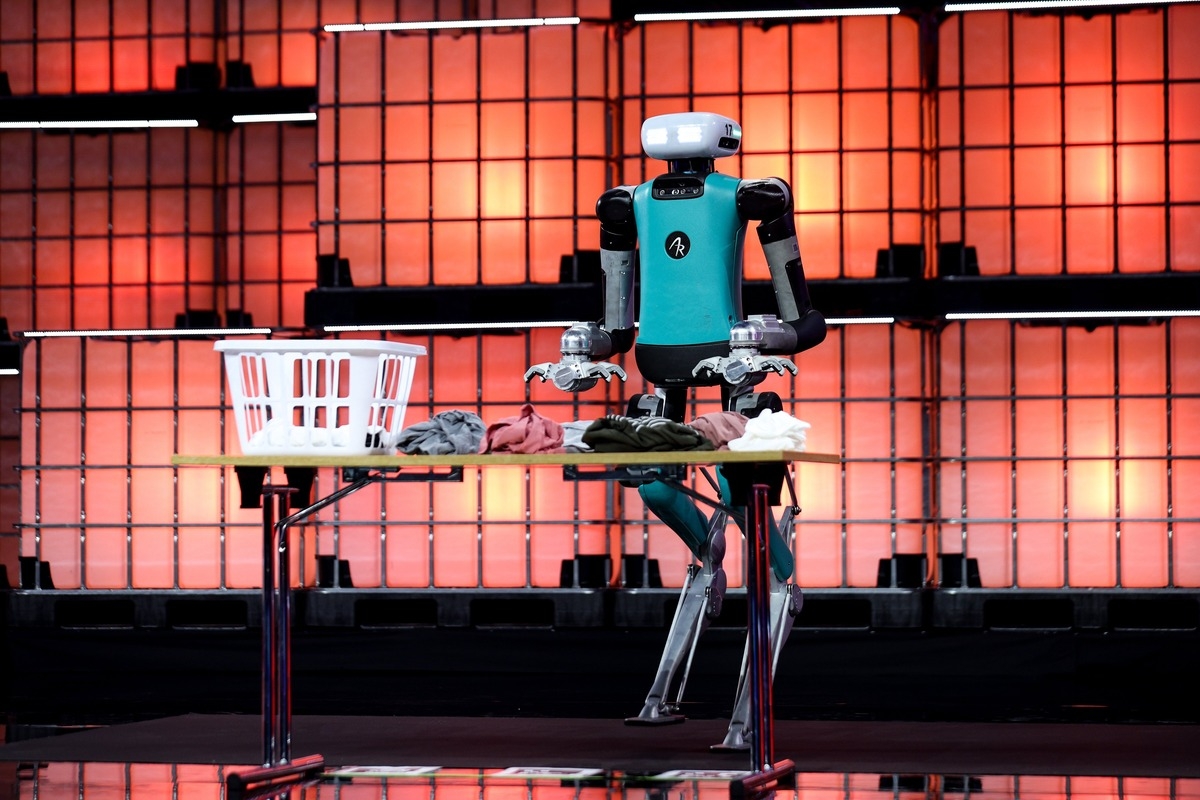 Digit robot umanoid la Web Summit discutând despre inteligența artificială și locuri de muncă | sursa foto: Stiri pe Surse