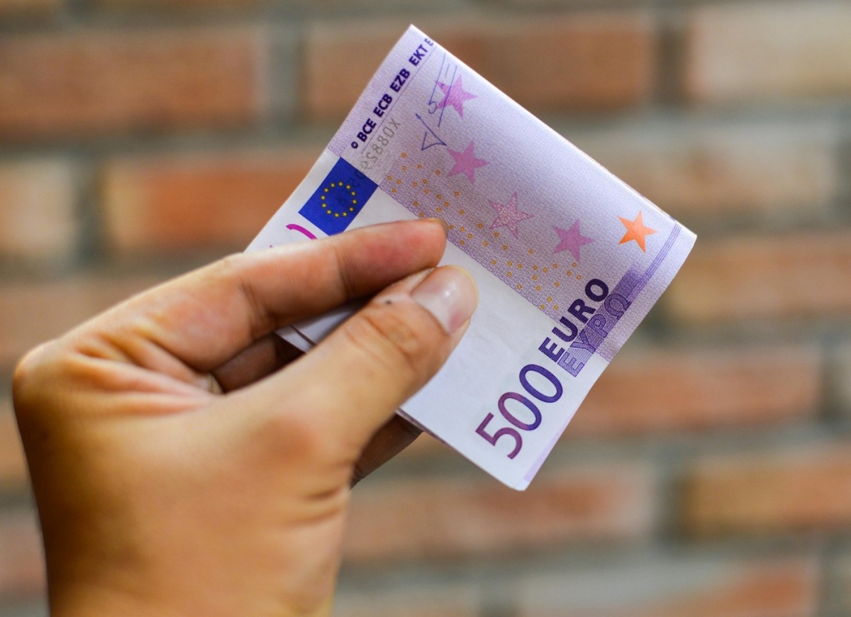 Înșelătorie bancnote EURO falsificate în Suceava pentru șoferii de ridesharing | sursa foto: Stiri pe Surse
