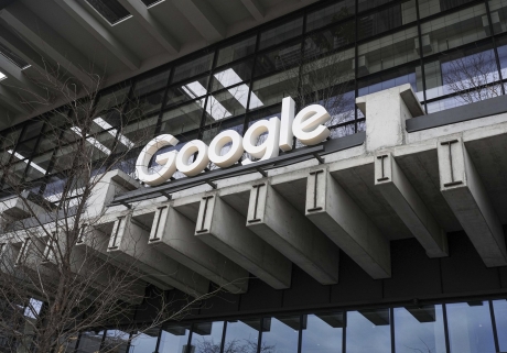 Google a oferit o relaxare a acordurilor sale cu Apple şi alte companii privind setarea implicită a motorului său de căutare, ca soluţie antitrust în SUA