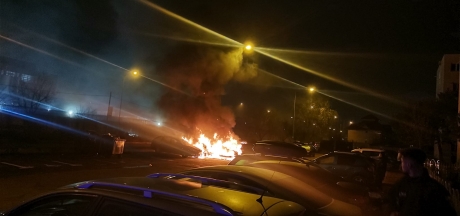 Incendiu puternic în București: Un 'Dorel' a aruncat petarde într-o parcare