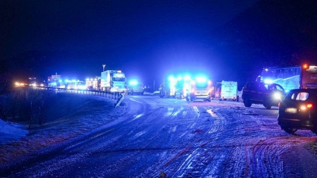 VIDEO Accident groaznic: Un autobuz cu 58 de oameni la bord a plonjat într-un lac înghețat