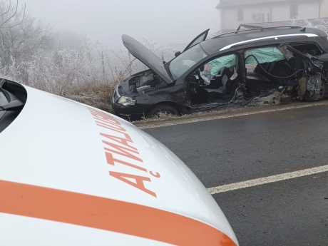 Cinci mașini, implicate într-un accident pe DN58B, în Caraș-Severin. Traficul este blocat