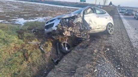 Un băiat de 7 ani şi o fată de 11 ani, răniţi într-un accident rutier în judeţul Timiş - Maşina în care se aflau a fost lovită de un alt autoturism