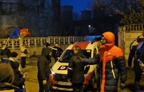 Reporterul B1 TV bătut cu picioarele în coaste de huligani la protestul AUR: M-am angajat să îmi plătesc facultatea