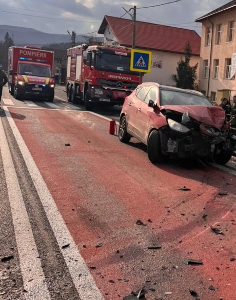 Coliziune între o maşină şi o motocicletă, în judeţul Prahova – Un tânăr de 25 de ani a murit, iar patru persoane au fost rănite - Cum s-a produs accidentul