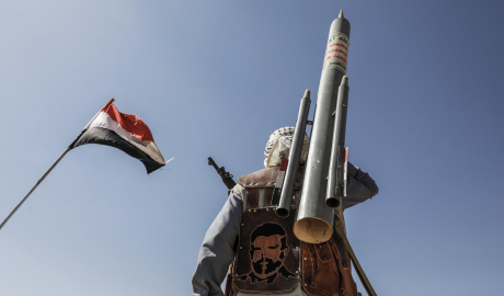 Insurgenţii houthi ameninţă să atace nave americane în Marea Roşie dacă SUA lovesc Iranul