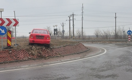 VIDEO Un șofer beat a rămas cu mașina suspendată în sensul giratoriu