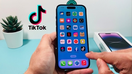 TikTok a revenit în magazinele de aplicaţii Apple şi Google