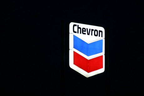 Compania Chevron anunță că analizează implicațiile rezilierii acordului petrolier cu Venezuela, anunțat de Donald Trump