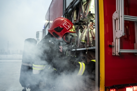 Un TIR încărcat cu legume a luat foc pe DN 2, la Hanul Ancuţei: şase tone de roşii au ars