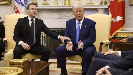 VIDEO Emmanuel Macron l-a întrerupt pe Donald Trump și l-a corectat pe tema ajutorului european pentru Ucraina. Momentul a devenit viral