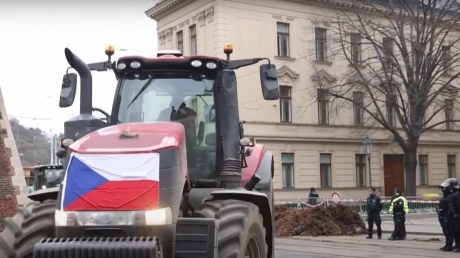 Fermierii cehi și slovaci, nemulțumiți de importurile din afara spațiului comunitar. Au blocat vămile cu tractoare, în semn de protest