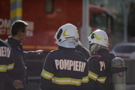 Trei persoane rănite după ce s-au răsturnat cu maşina în pădurea de lângă DN15