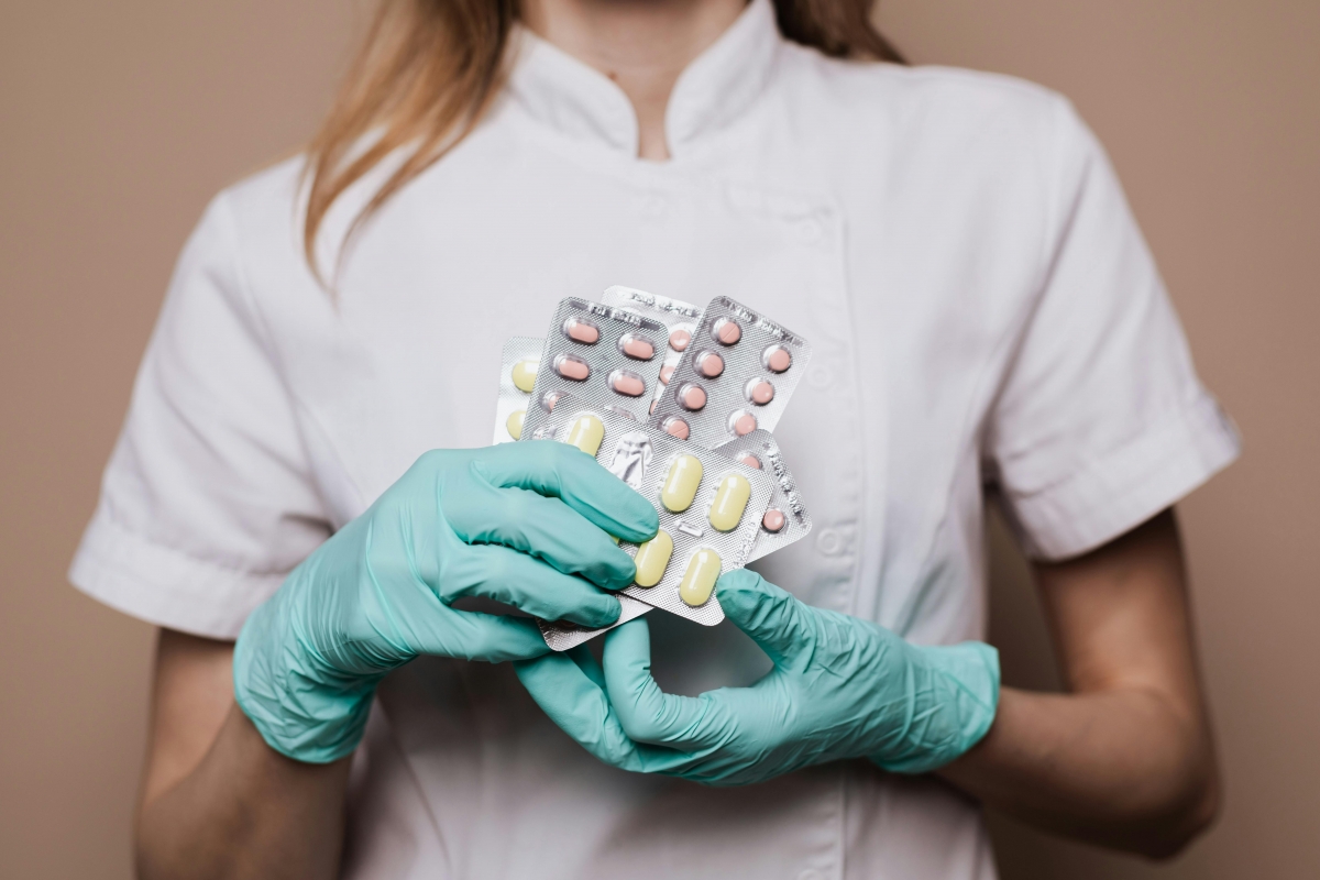 Cel mai folosit medicament de români poate fi obținut din plastic. Cercetătorii au transformat deșeurile în pastile
