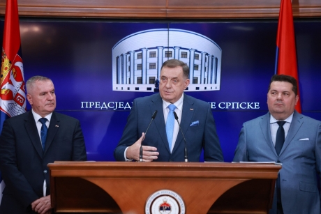 Milorad Dodik, liderul politic al sârbilor din Bosnia, s-a predat justiţiei, iar mandatul său de arestare a fost anulat