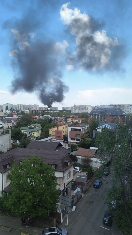 Trei locuinţe, cuprinse de un incendiu provocat de un scurtcircuit. O persoană a fost dusă la spital