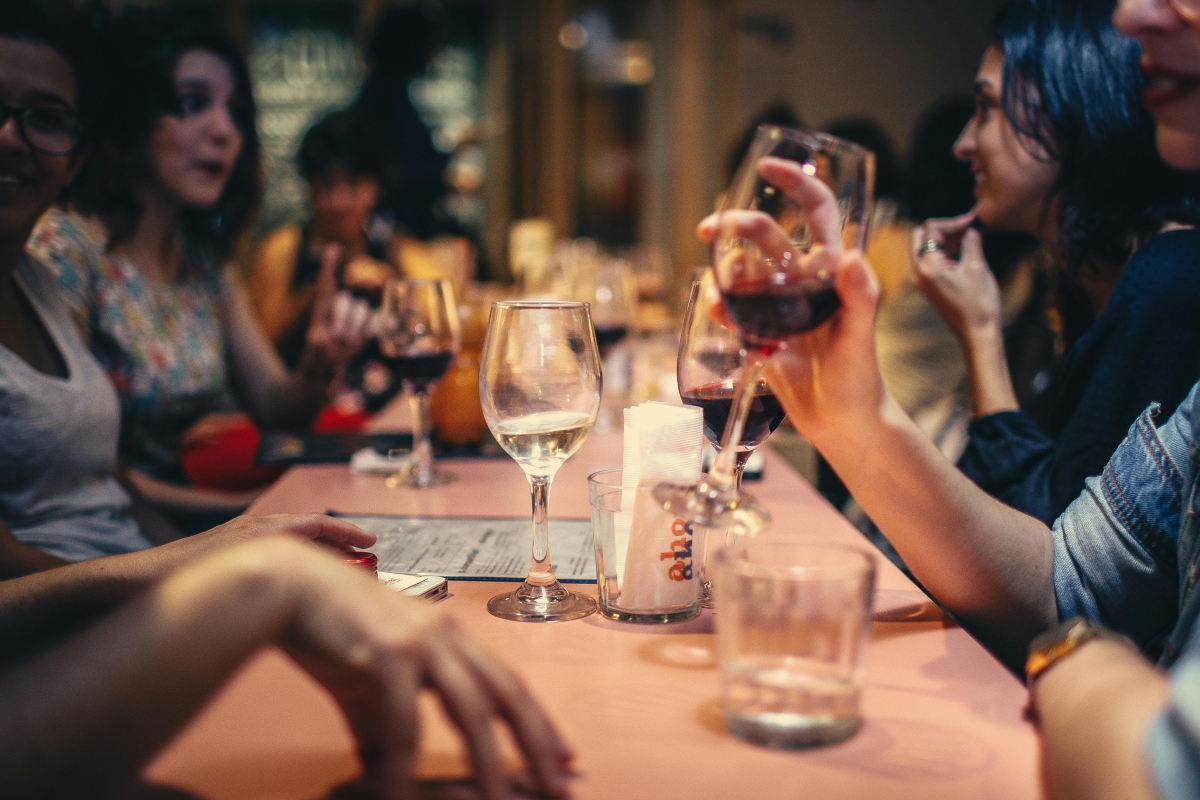 Lovitură dură în retailul alimentar: Lanț românesc de restaurante, cu zeci de unități și sute de angajați în toată țara, în insolvență