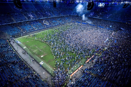 VIDEO Hamburger SV a promovat. 25 de persoane au fost rănite, după ce fanii au invadat terenul