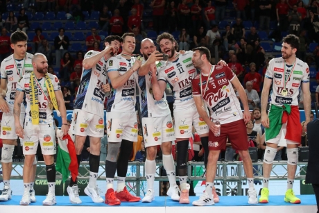 FOTO Campionul la volei Bela Bartha a avut probleme la vamă după ce colegii i-au ras barba