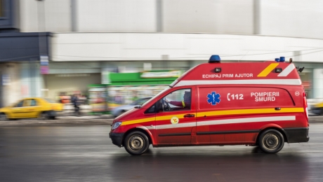 Coliziune între un autoturism şi un utilaj agricol: două persoane au ajuns la spital