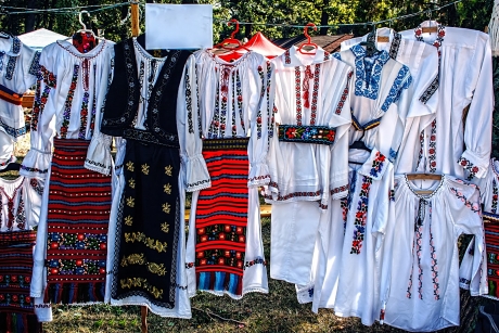 Parada costumelor populare, în Capitală; participă peste 450 de artişti din ţară şi din străinătate