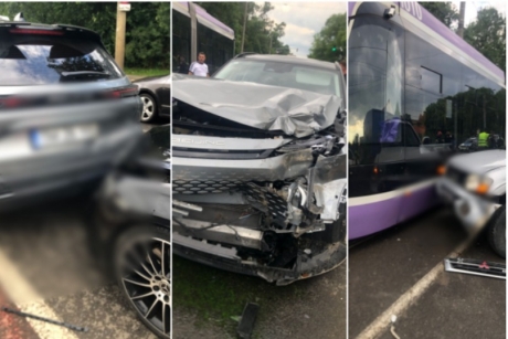 FOTO Ciocnire în lanț cu un tramvai în Timișoara: Cinci mașini avariate, o femeie rănită