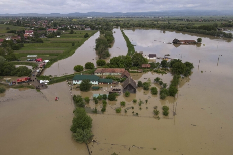 Bilanțul inundațiilor din ultimele ore din Covasna: Apă evacuată din zeci de gospodării