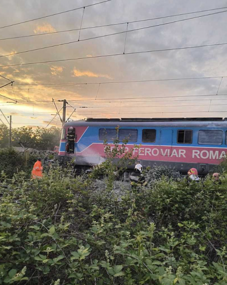 FOTO Incendiu la o locomotivă care trăgea un tren cu 36 de vagoane pline cu țiței: Trenul, oprit sub linii de înaltă tensiune