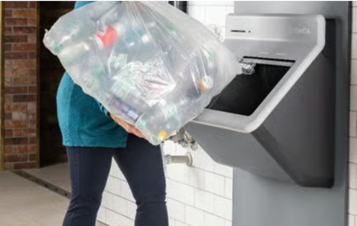 VIDEO Apare un sistem revoluționar de reciclare a ambalajelor SGR în România: Veți putea merge 'direct cu sacul'