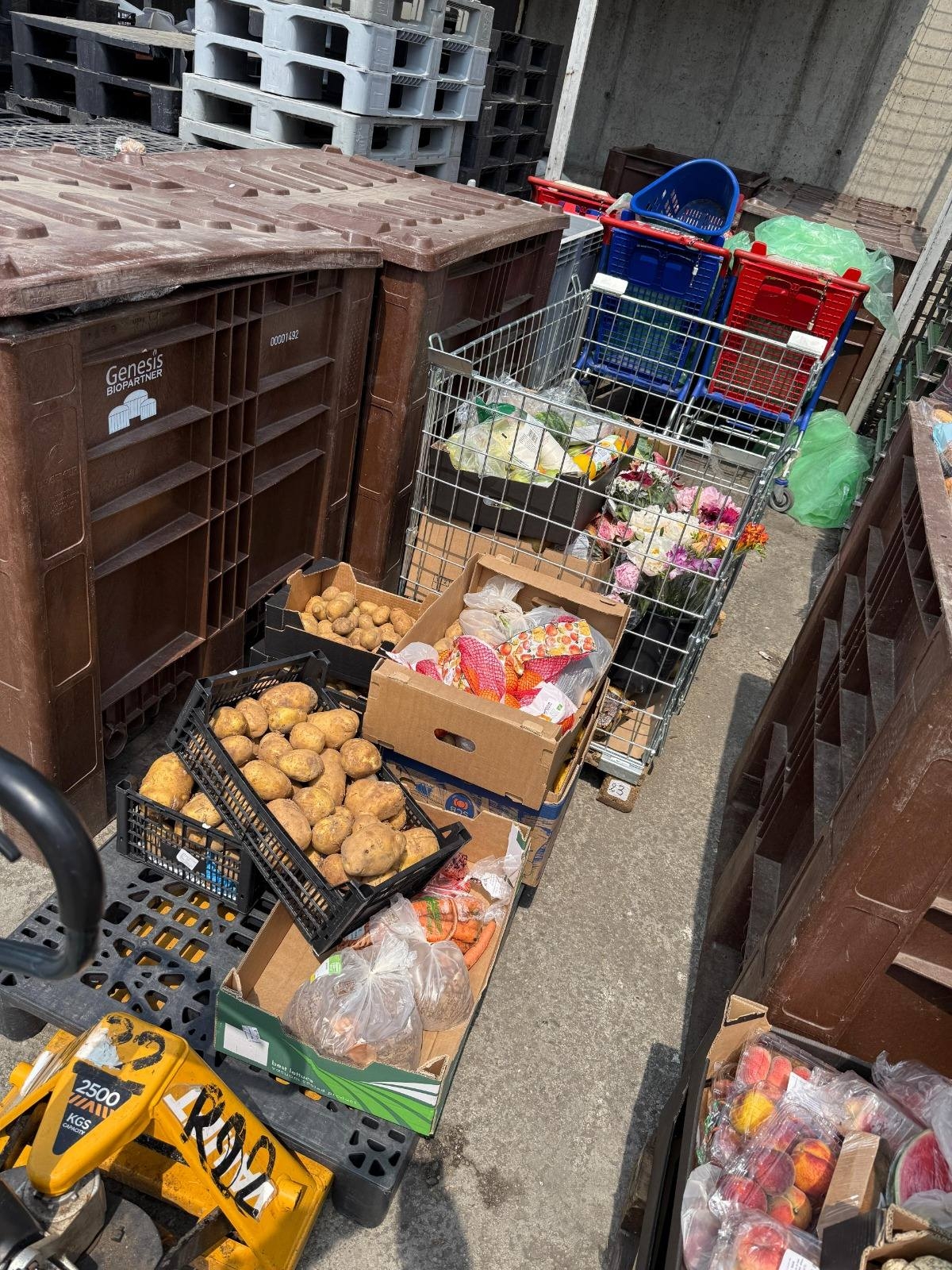 FOTO Razie de amploare la hypermarketurile din Bucure&#537;ti: produse expirate &#537;i nereguli grave descoperite de inspectori
