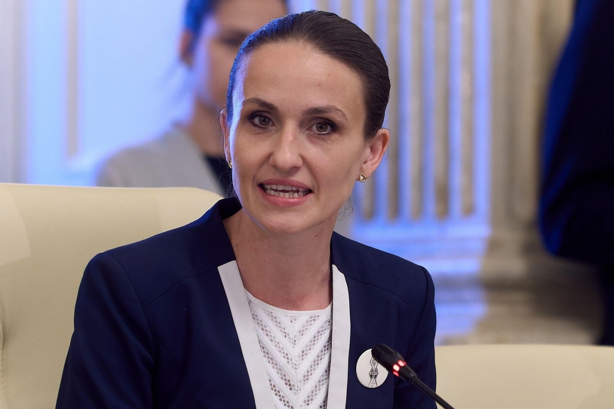 FOTO Costumul cu care Oana Țoiu a mers la Summit-ul NATO i-a uimit pe internauți: 'I-au luat borseta la garderobă'