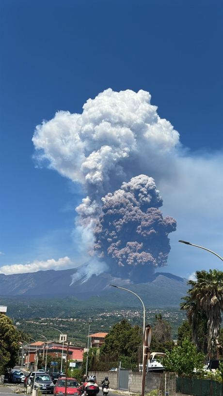 VIDEO A erupt cel mai activ vulcan din Europa: turiștii au fugit din calea flăcărilor