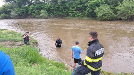 Şapte persoane aflate pe o barcă în derivă pe Dunăre au fost salvate de pompieri în județul Teleorman