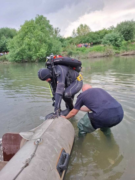 Copilă de opt ani, înecată în apele Crişului Negru, sub privirile surorii ei. Doi pescari, care au văzut copila plângând, au anunţat autorităţile