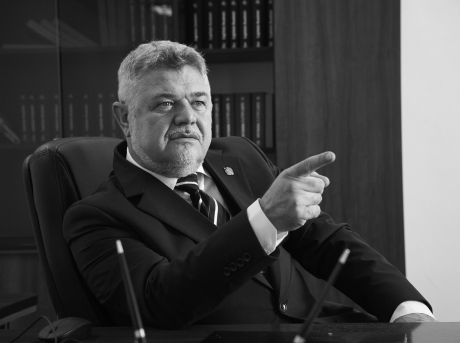 Parlamentarii vor fi trimiși pe front, să lupte la război - Ninel Peia a depus un proiect de lege la Senat