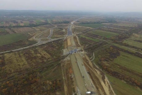 VIDEO Mobilizare totală pe un tronson important al Autostrăzii Lugoj - Deva. Lucrările avansează zi de zi