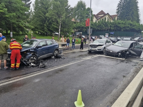 VIDEO FOTO Blocaj total pe DN1, în ultima zi a minivacanței de Rusalii! Trei mașini implicate într-un accident grav