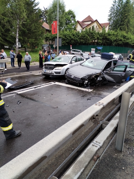 Două accidente rutiere în care sunt implicaţi 9 minori, petrecute la distanţă de câteva minute în judeţul Suceava. 7 dintre copii sunt răniţi