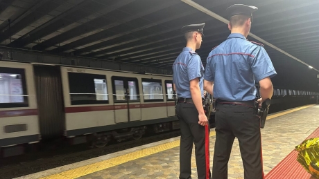 Tragedie și ticăloșie pur românească, la Roma: Un român s-a aruncat în fața metroului, altul i-a furat rucsacul în timp ce se zbătea între viață și moarte